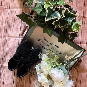 Van’s Velvet mid-top shoe. Size 5.5, great condition. Made from Velvet.🙂